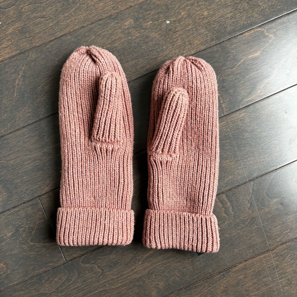 Dusty pink knit mittens